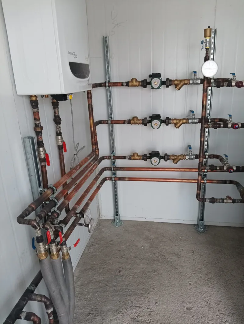 Manifold de cobre con circuladoras de sala de caldera