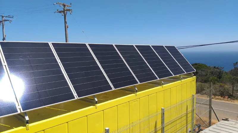 Planta fotovoltaica remota sobre container en la costa
