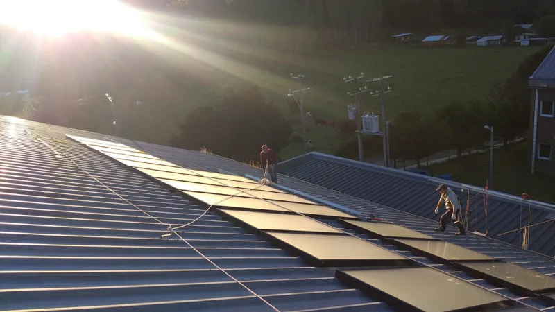 Instalación fotovoltaica industrial en zona costera