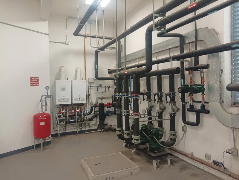 Sala técnica ordenada resultado de ingeniería Emergia