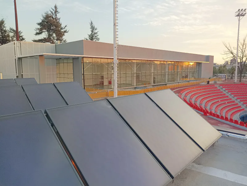 Colectores solares para piscina temperada de coliseo deportivo
