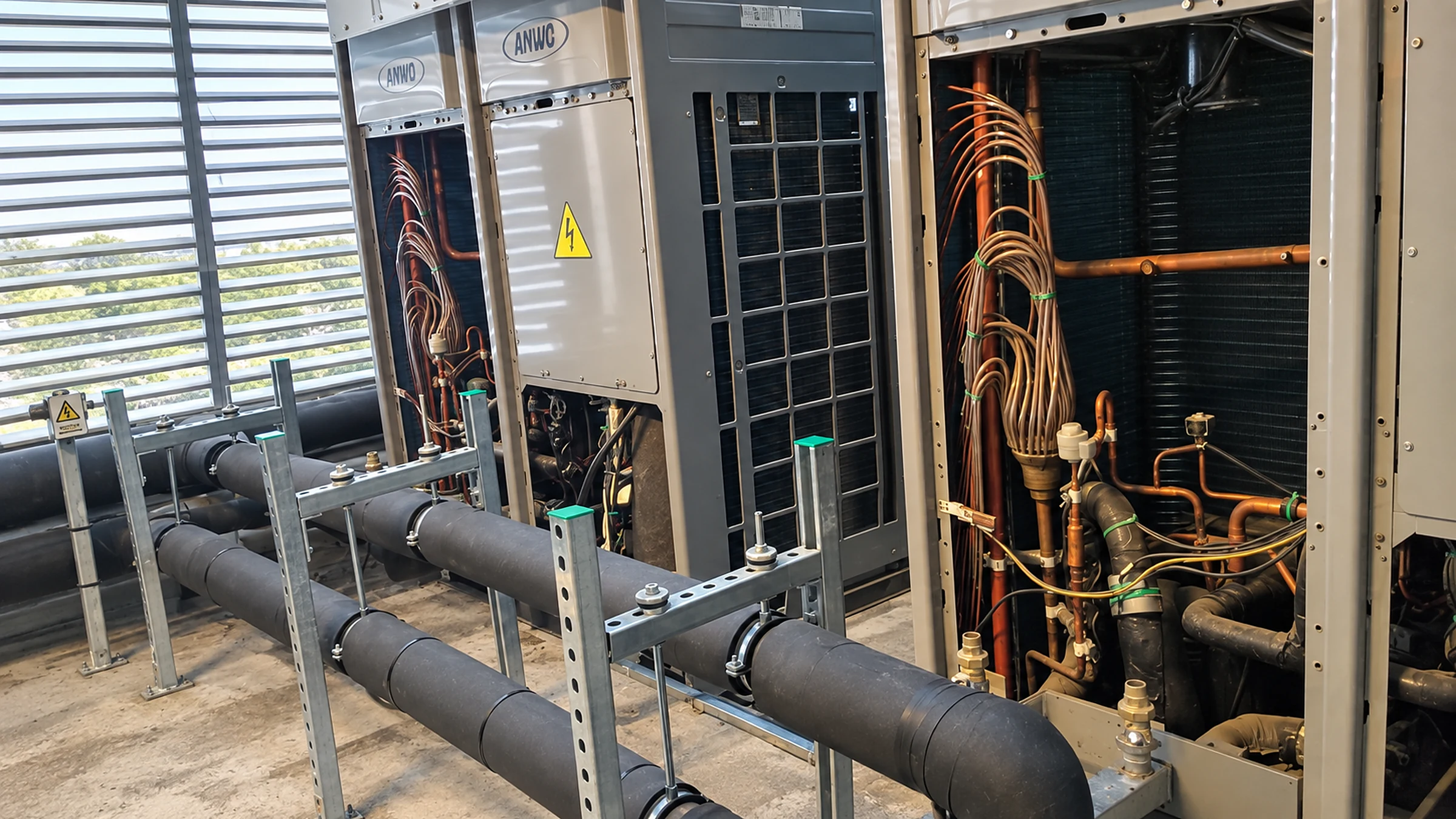 Chillers ANWO y red de cañerías aisladas en mantención por Emergia